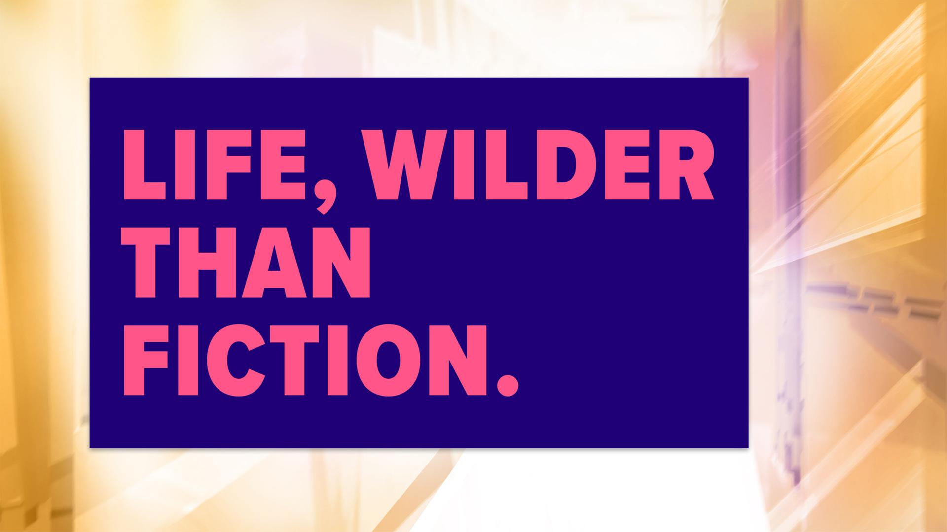 Auf einem violetten Plakat steht in fetten pinken Großbuchstaben geschrieben Life, wilder than fiction. 