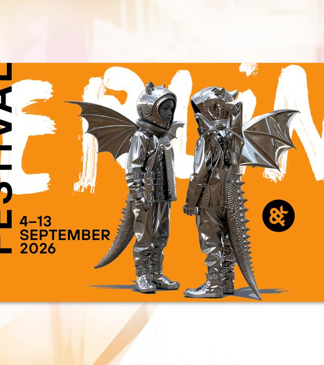Auf einem orangefarbenen Festivalplakat sieht man zwei Personen in silbrigen Drachenkostümen.