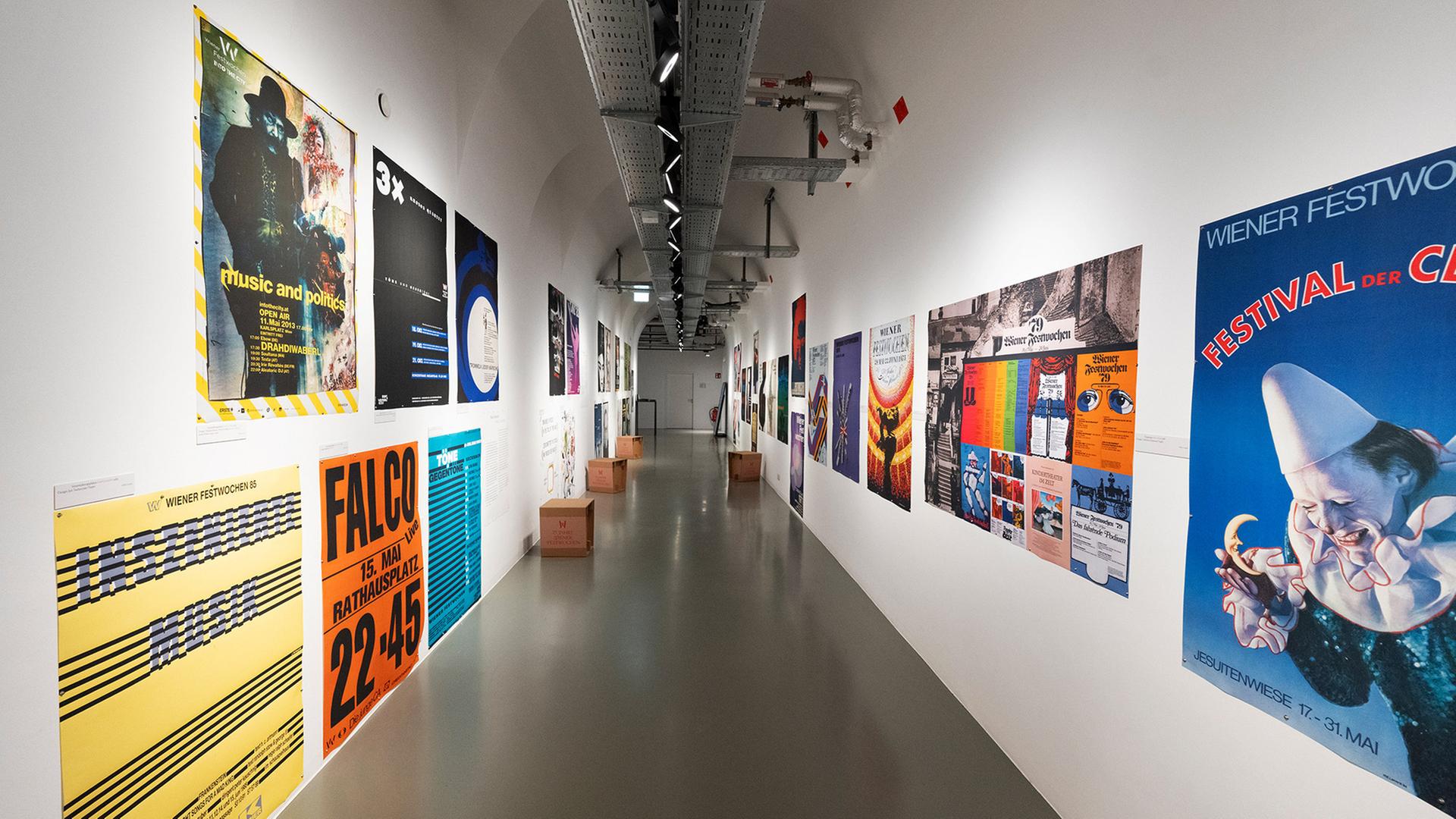 In einem Ausstellungsraum hängen Plakate an den Wänden.