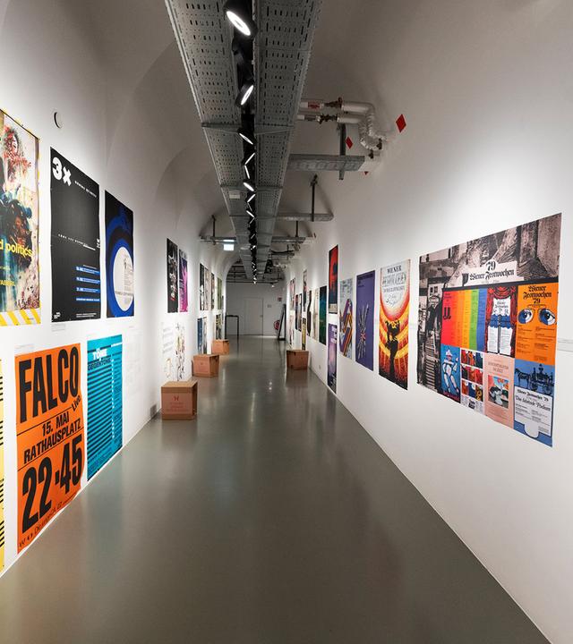 In einem Ausstellungsraum hängen Plakate an den Wänden.