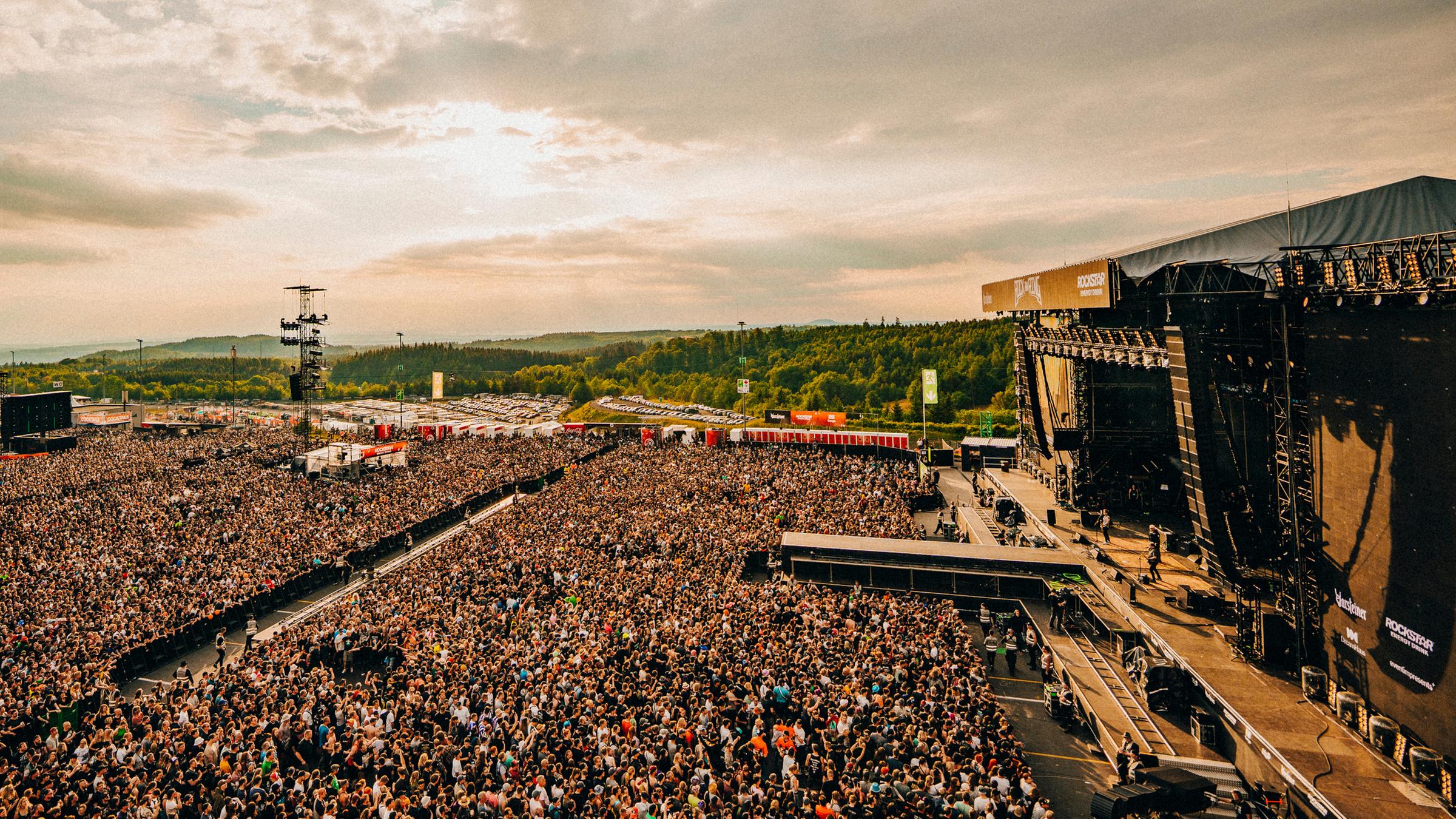 Drohnenaufnahme vom Infield mit knapp 90.000 Besuchern von Rock am Ring.