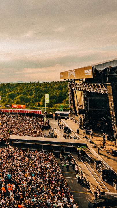 Drohnenaufnahme vom Infield mit knapp 90.000 Besuchern von Rock am Ring.