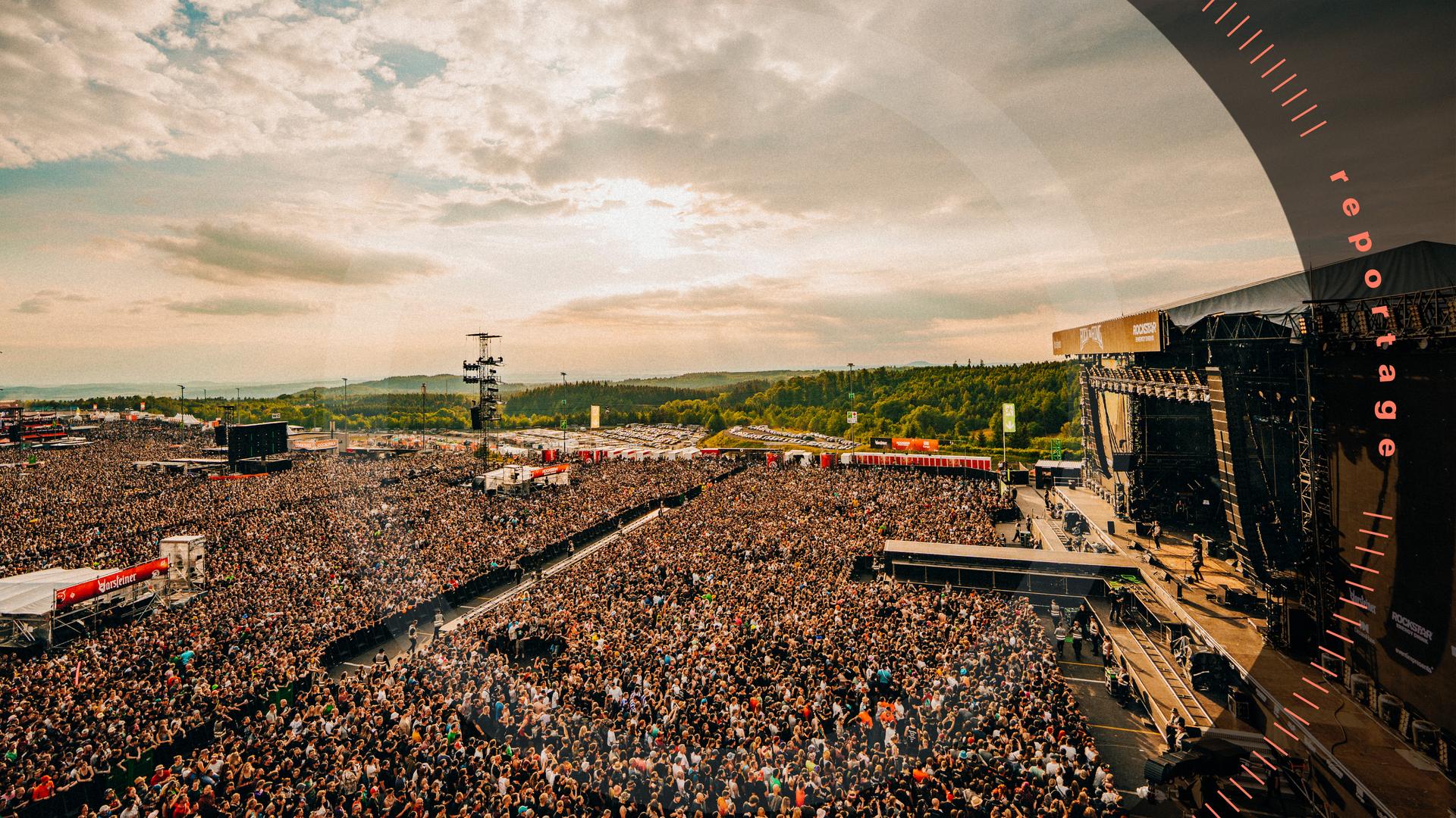 Drohnenaufnahme vom Infield mit Besuchern von Rock am Ring