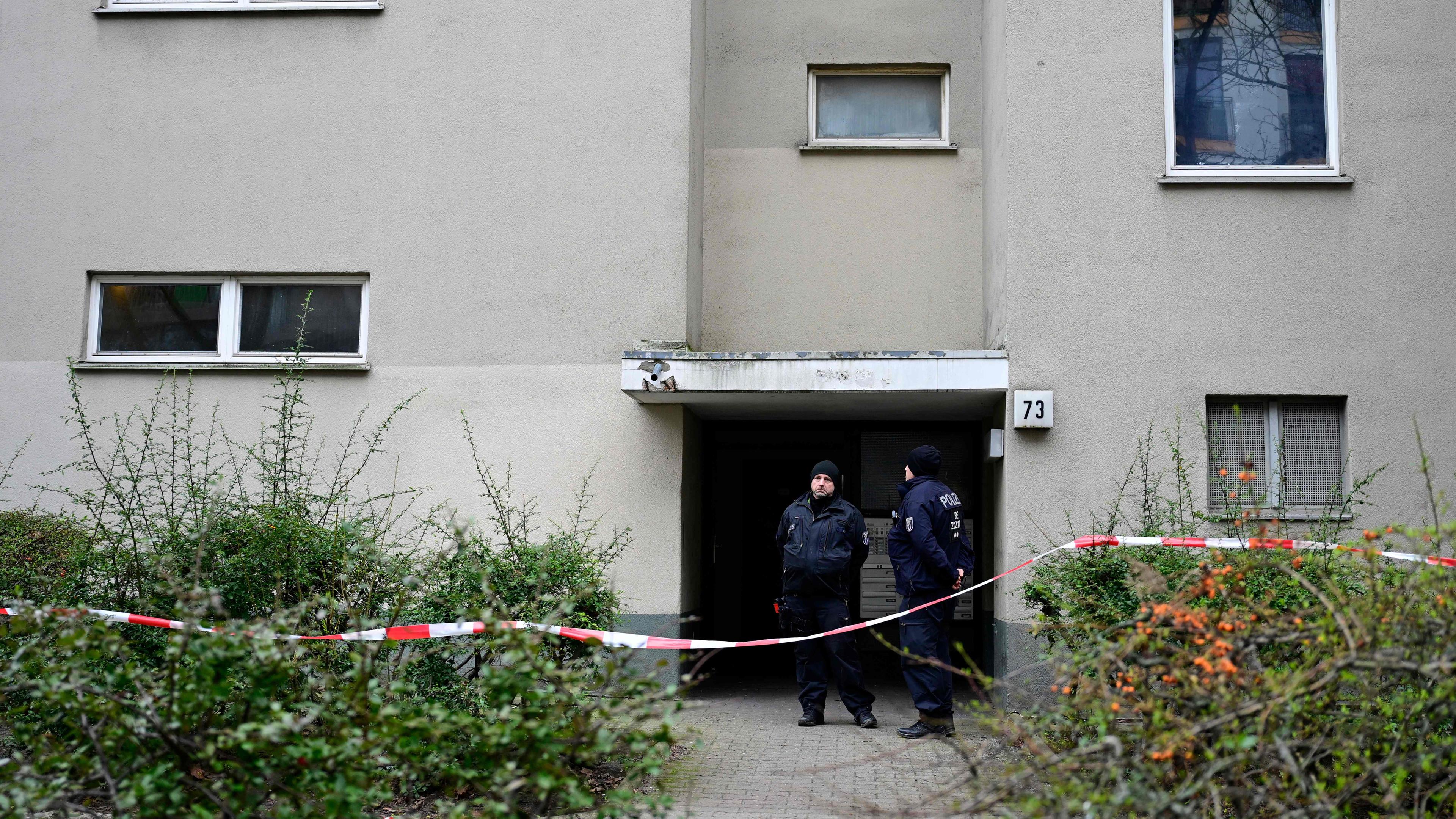 Polizeibeamte stehen am 27.02.2024 in Berlin vor einem Gebäude, in dem vermutlich eine deutsche Aktivistin der berüchtigten linksradikalen Roten Armee Fraktion festgenommen wurde, die seit mehr als 30 Jahren wegen versuchten Mordes und anderer Verbrechen gesucht wird.