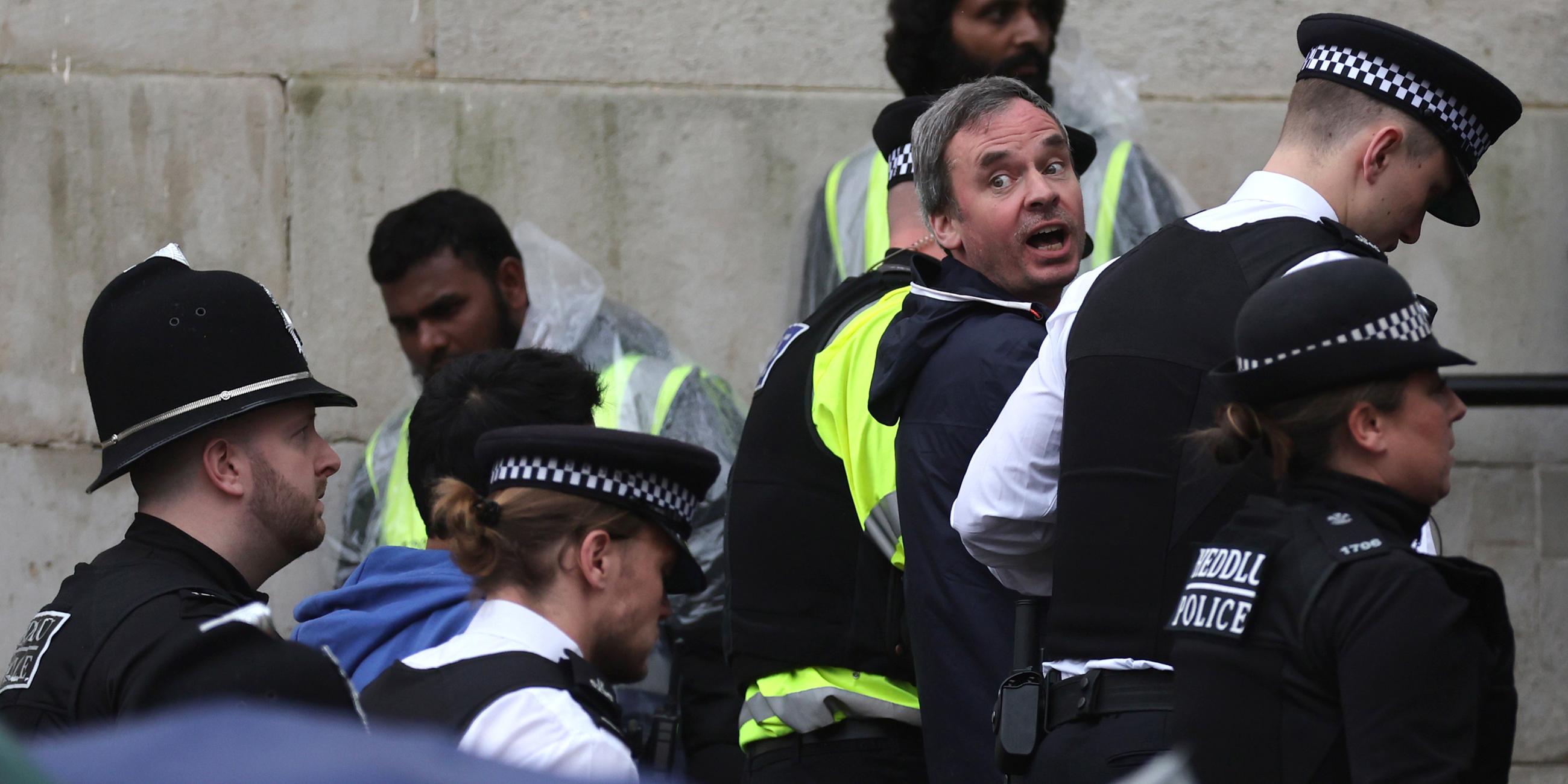 Ein Demonstrant wird in London unweit der Krönungszeremonie von König Charles III. festgenommen