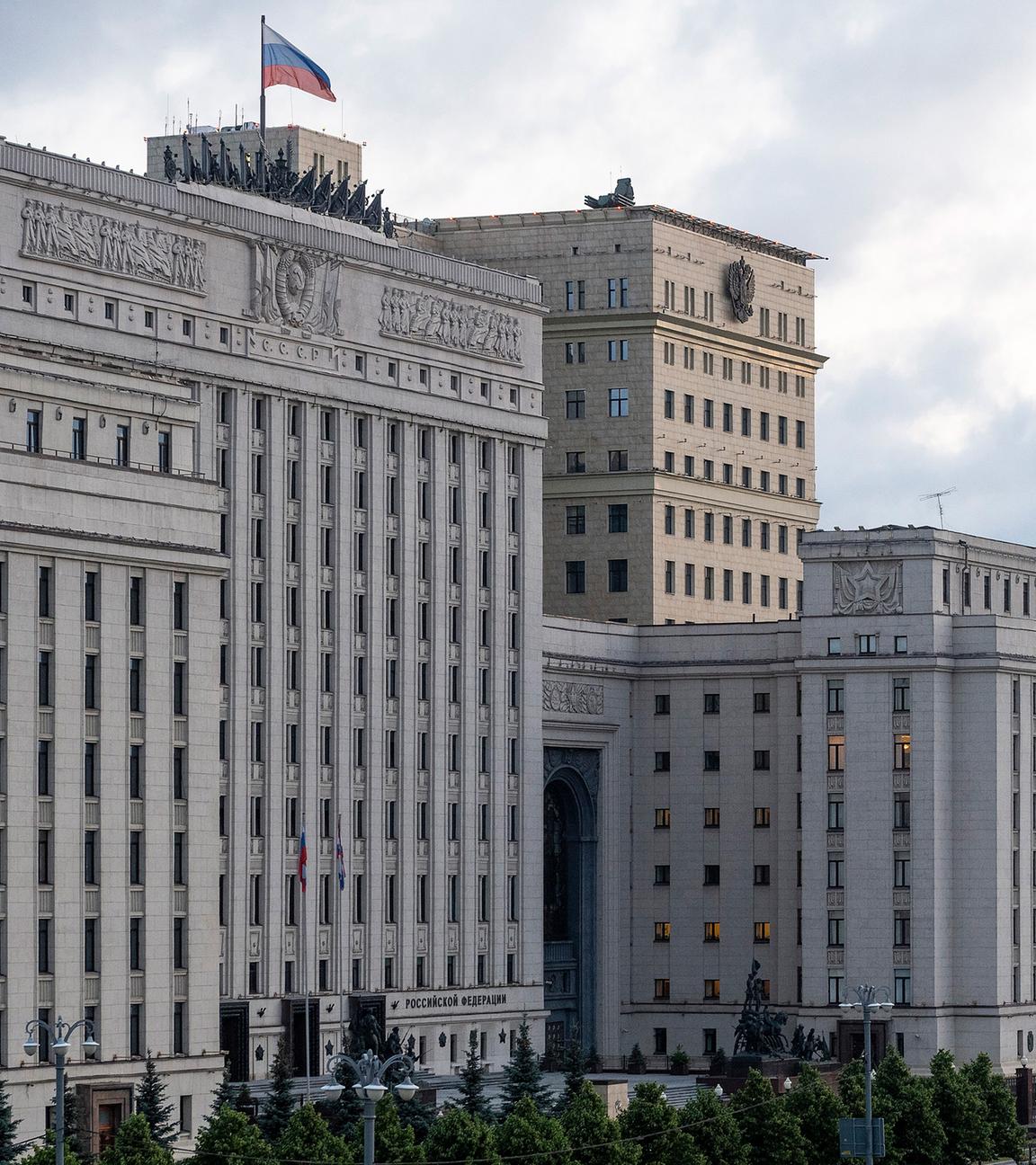 Archiv: Ein Blick auf das Gebäude des russischen Verteidigungsministeriums mit Flugabwehrsystemen auf dem Dach in Moskau (Russland)