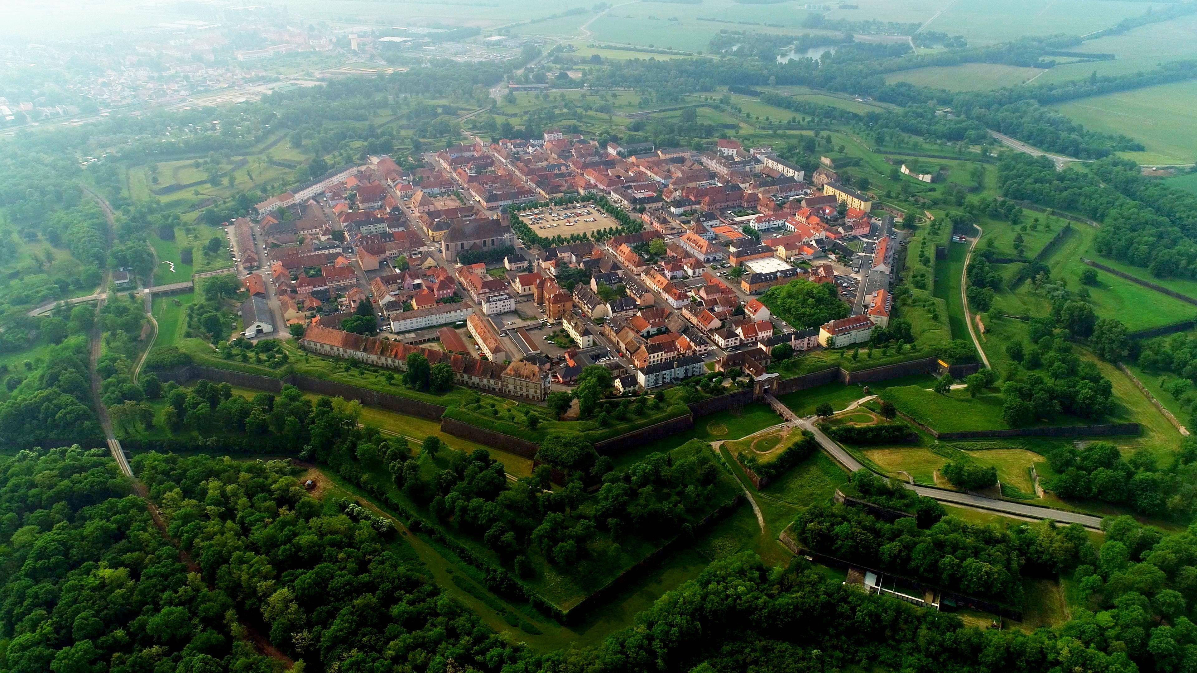 "Die Festungen für den Sonnenkönig": Luftbild der Stadt Neuf-Brisach in Frankreich.