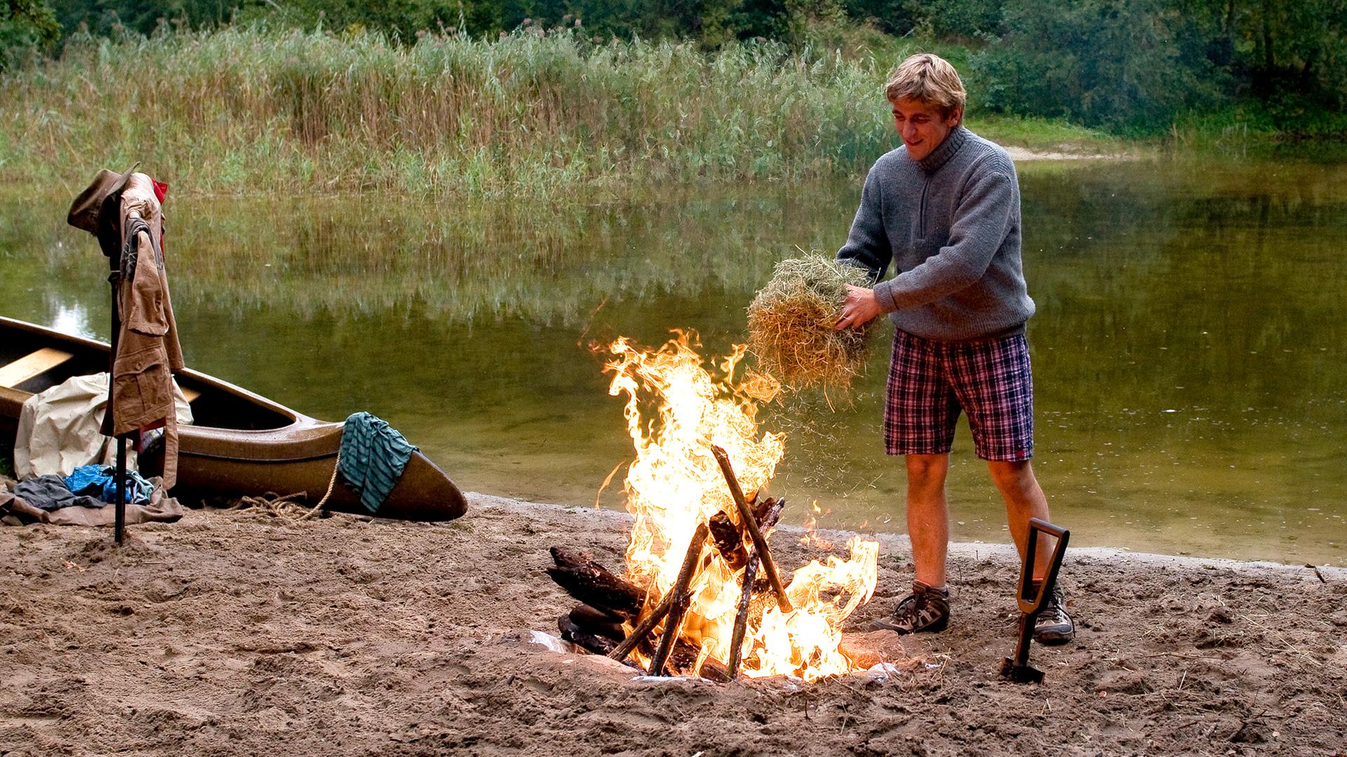 Fritz Fuchs entzündet ein Lagerfeuer