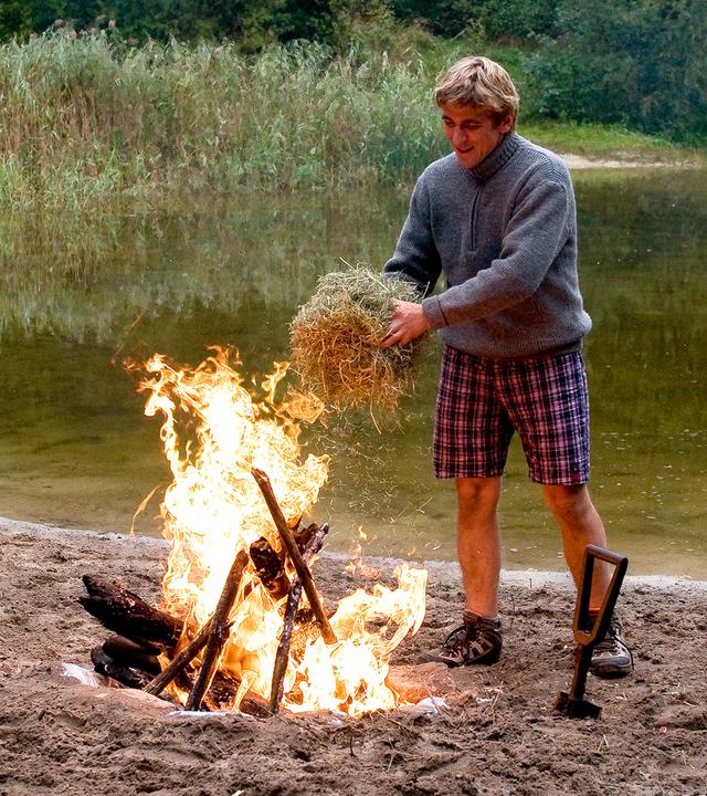 Fritz Fuchs entzündet ein Lagerfeuer