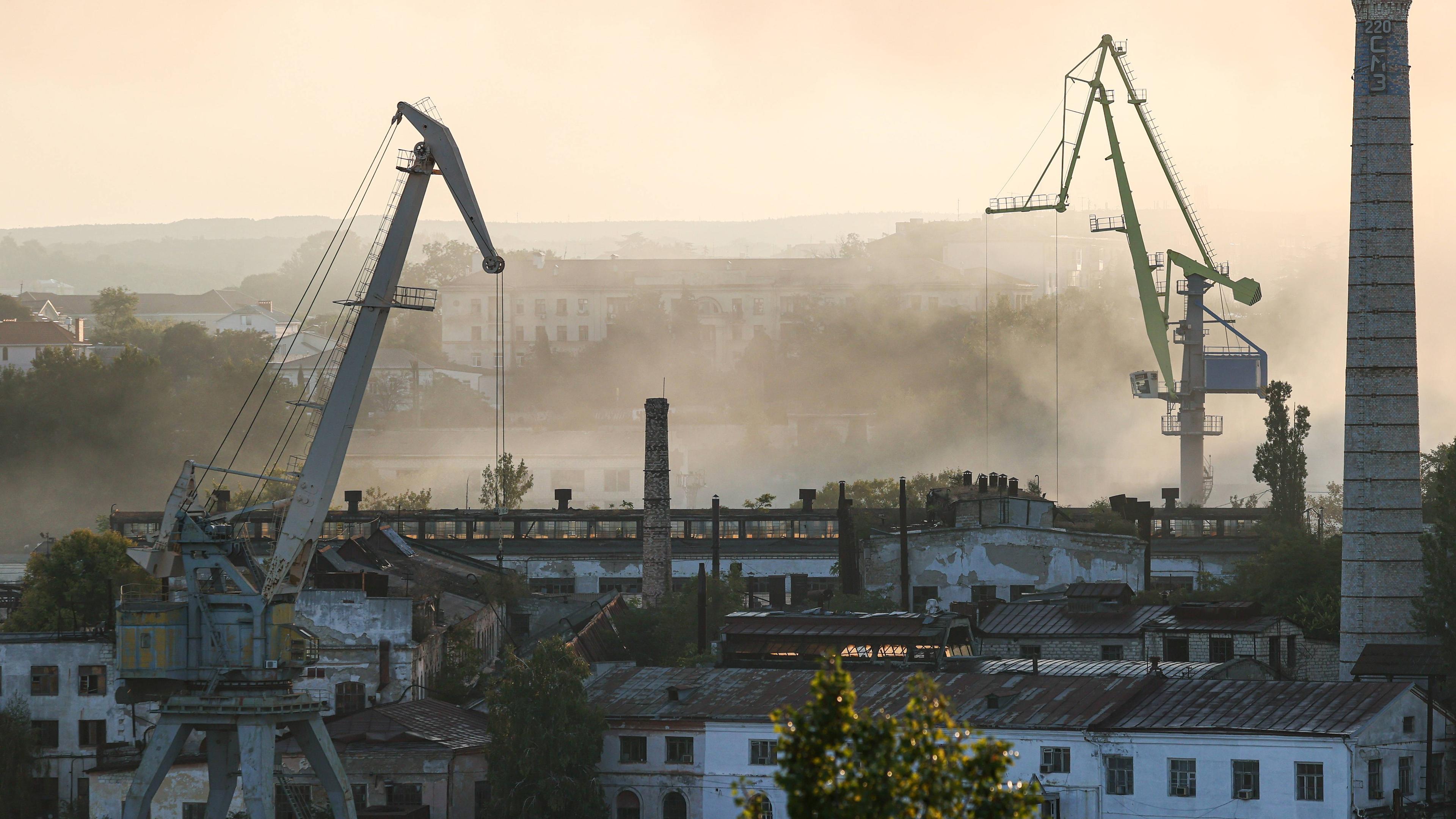 Rauchschwaden steigen aus dem vom Feuer betroffenen südlichen Teil der Sewastopoler Werft auf, aufgenommen am 13.09.2023