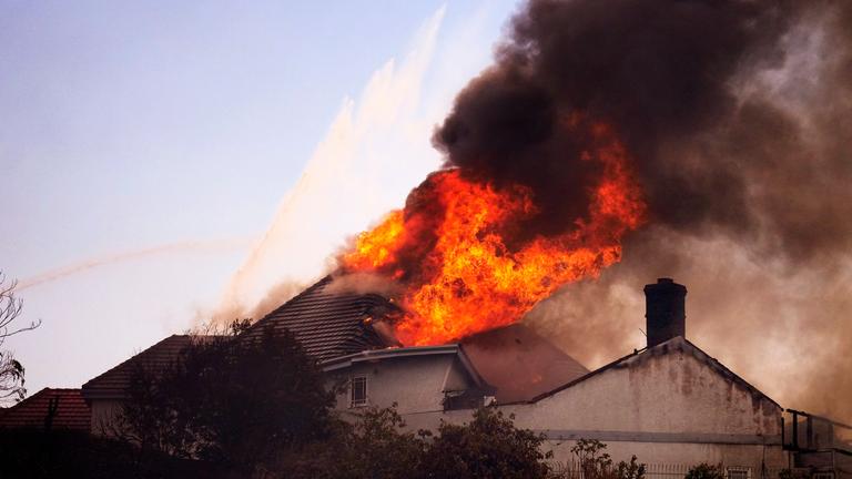 Ein Hausdach brännt während der Brände am 16. Oktober 2026, in San Juan Capistrano, Kalifornien, USA.