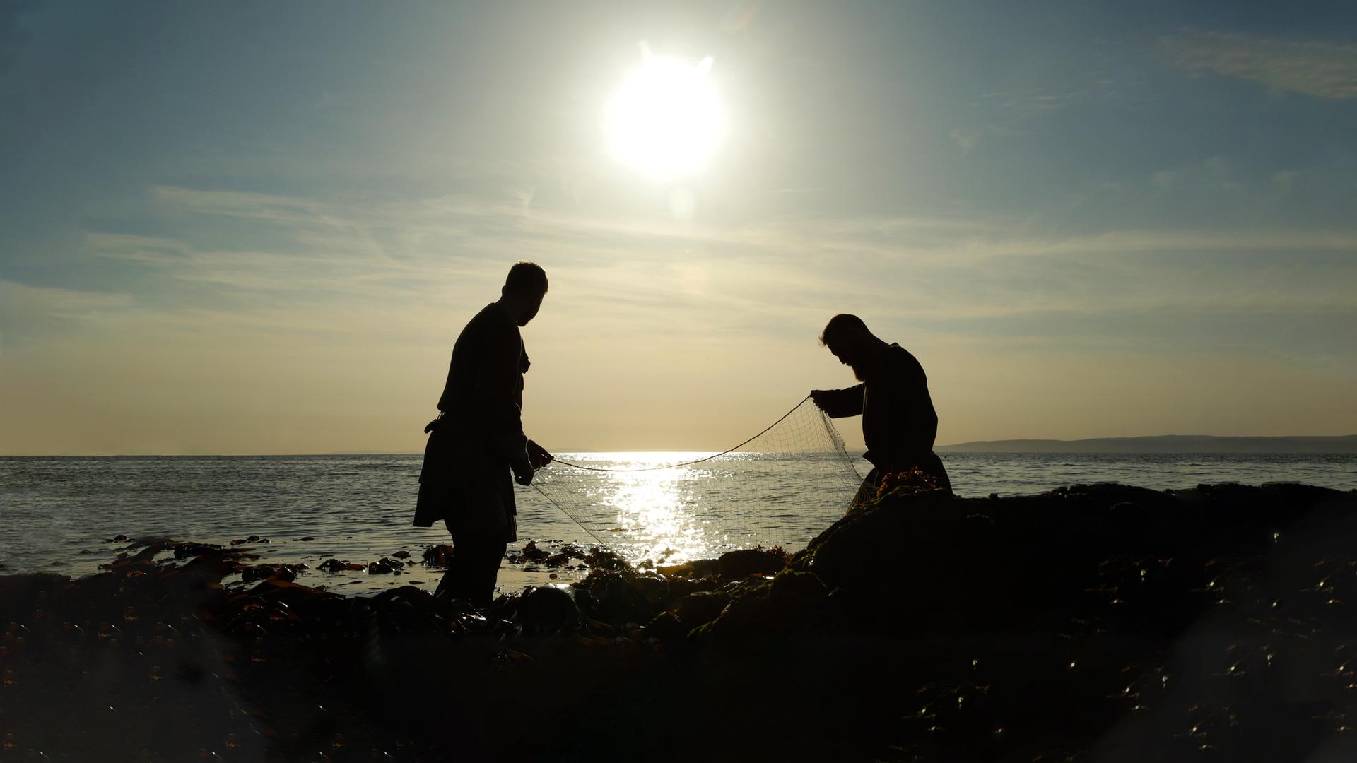 Reenactors Wikinger bereiten ihr Fischernetz vor. 