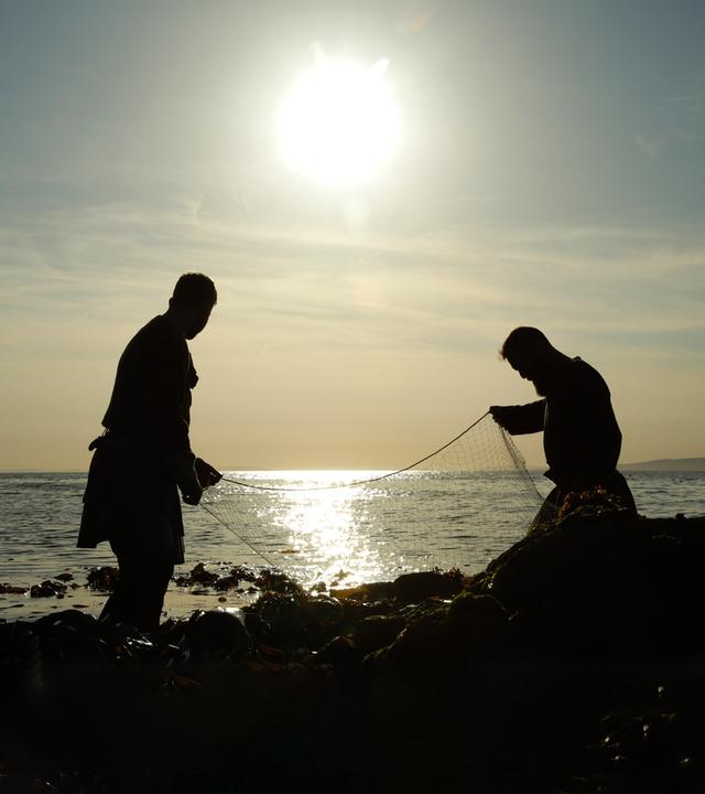 Reenactors Wikinger bereiten ihr Fischernetz vor. 