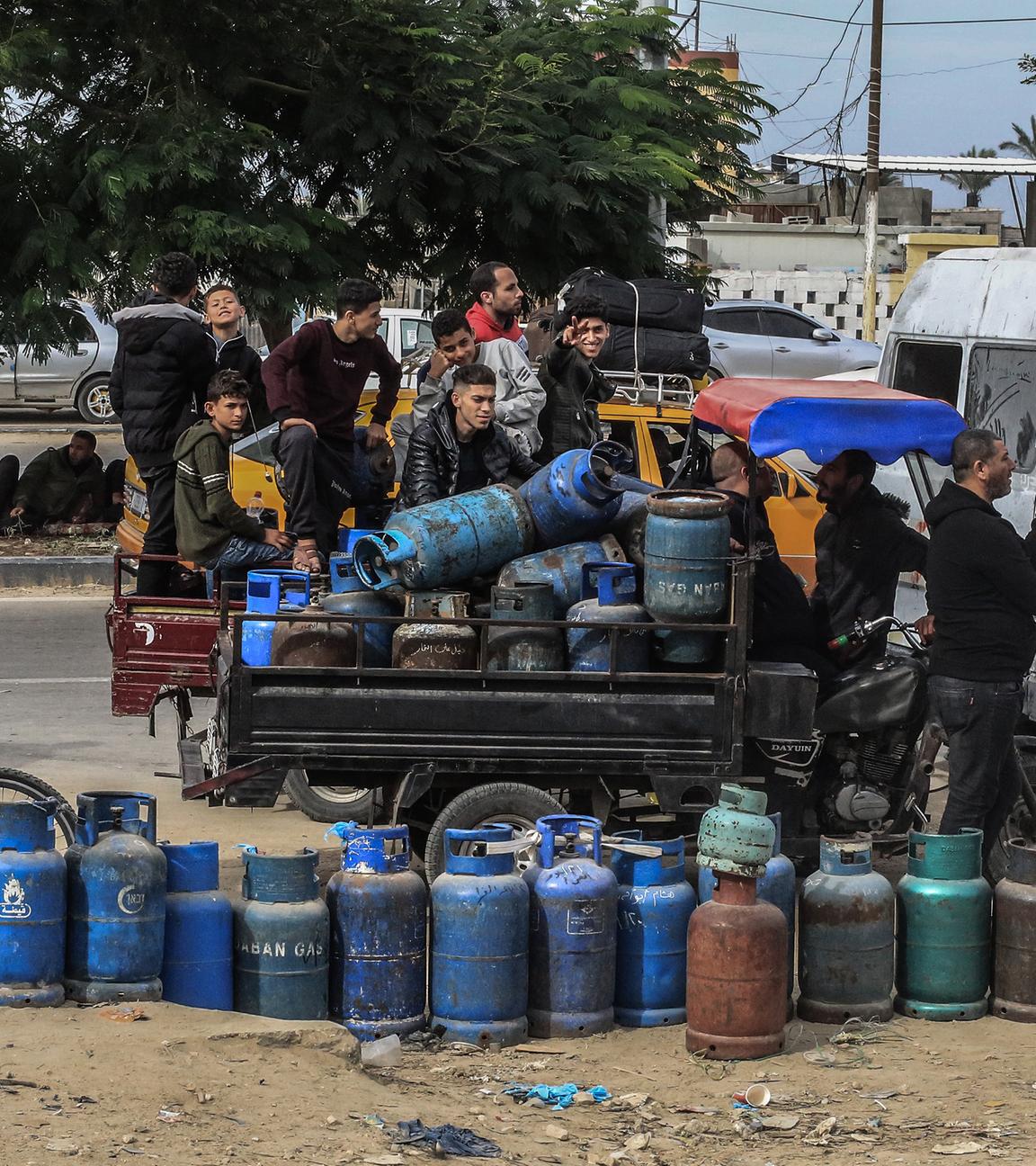 Palästinenser stehen Schlange, um ihre Flüssiggasflaschen aufzufüllen