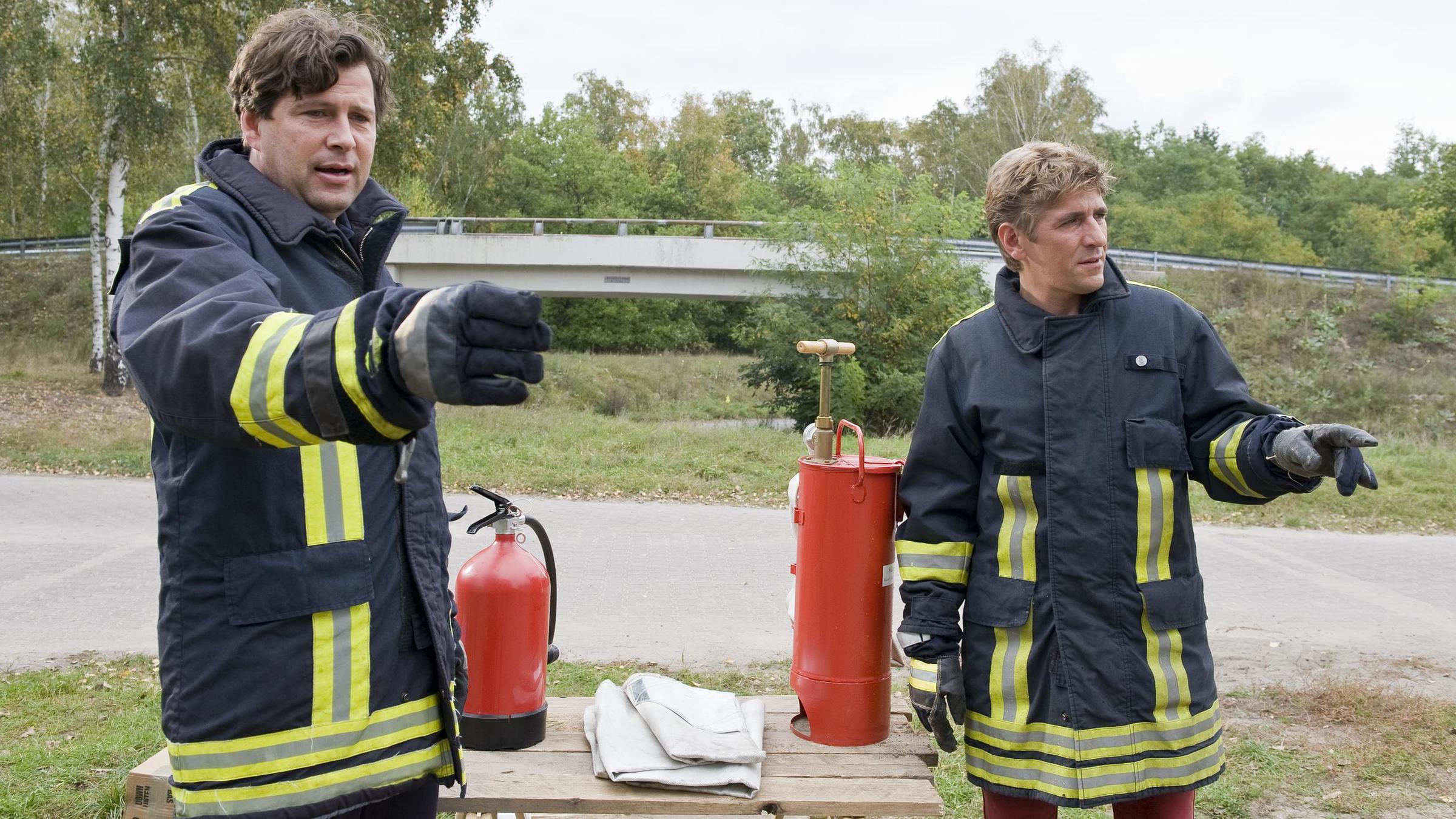 Fritz Fuchs bei einer Übung mit einem Feuerwehrmann