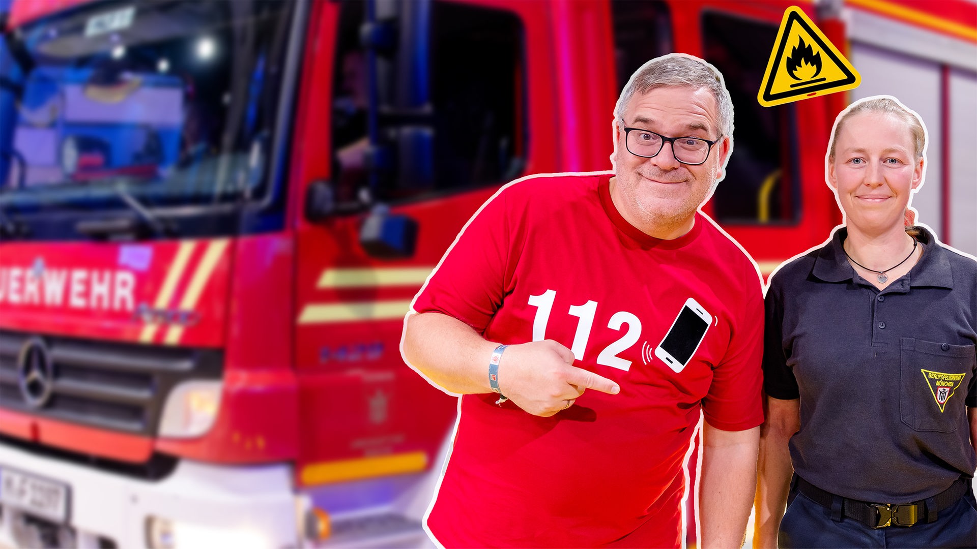 Elton steht mit einer Feuerwehrfrau vor einem Feuerwehrauto