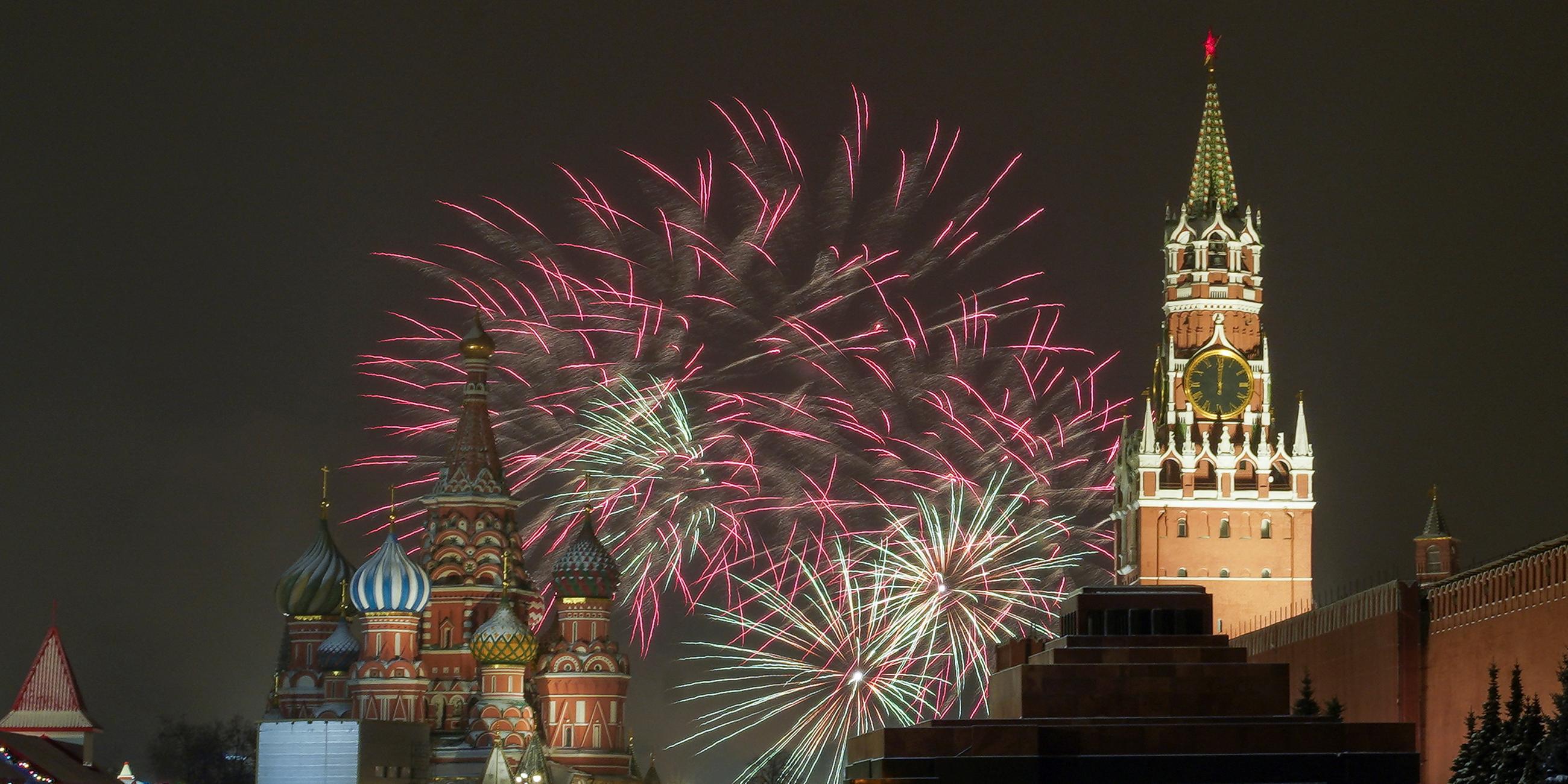 Während der Neujahrsfeiern am Jahreswechsel von 2021 auf 2022 explodiert Feuerwerk über dem Kreml in Moskau.