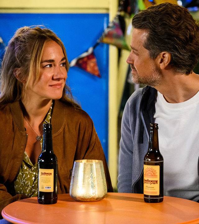 "Bettys Diagnose - Feurig": Betty Weiss (Annina Hellenthal) und David Weber (Wayne Carpendale) sitzen nach Feierabend bei Safi am Kiosk und unterhalten sich.