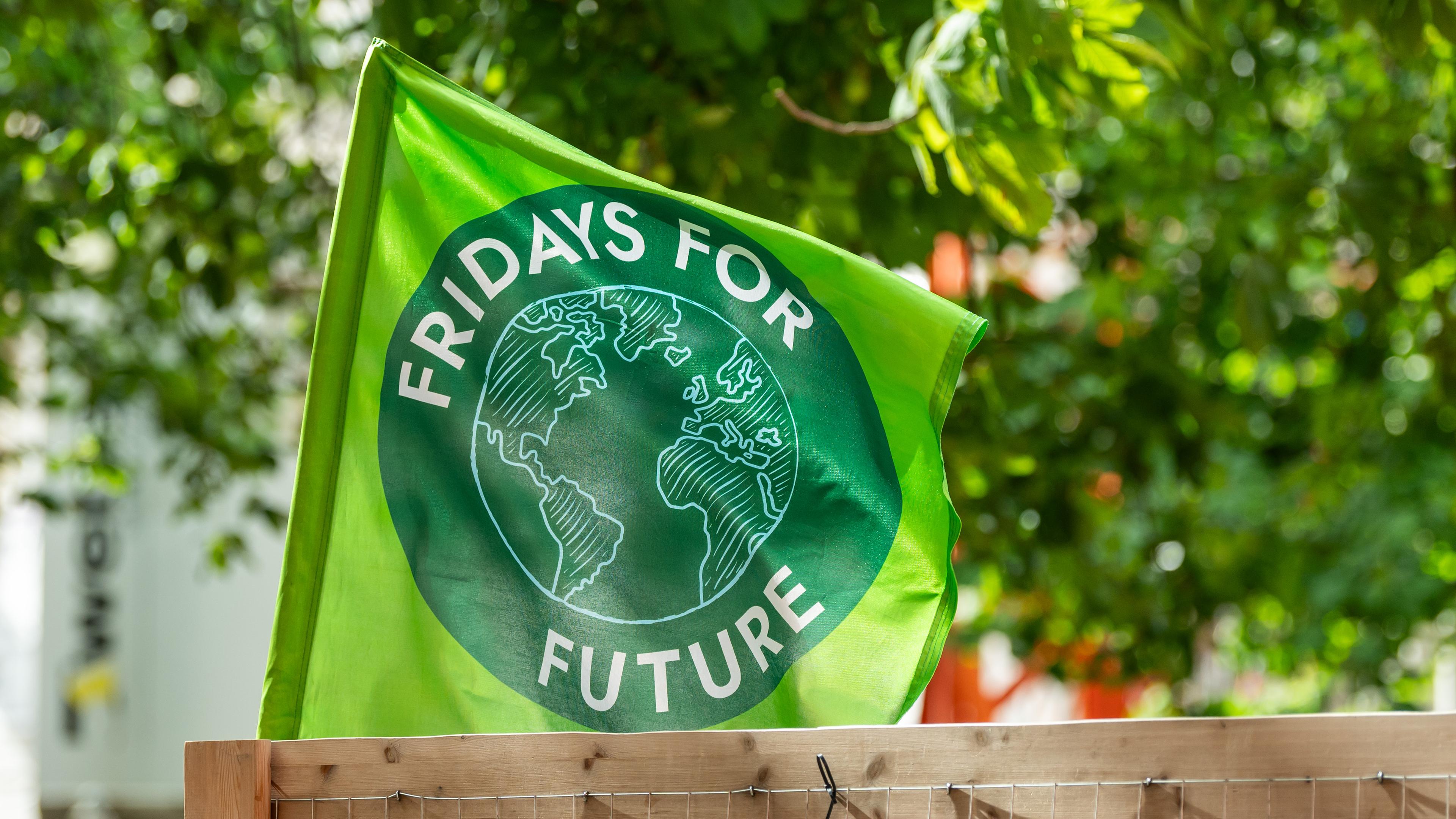  Eine Flagge mit der Aufschrift "Fridays for Future"