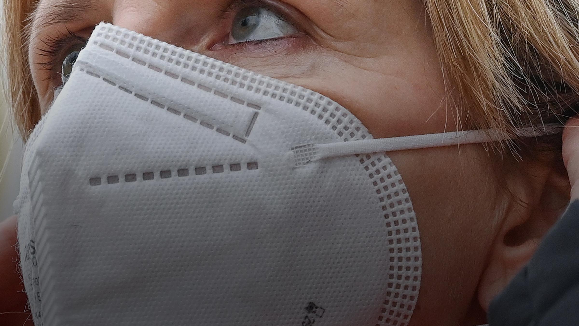 Eine Frau trägt eine FFP2-Maske. Symbolbild.