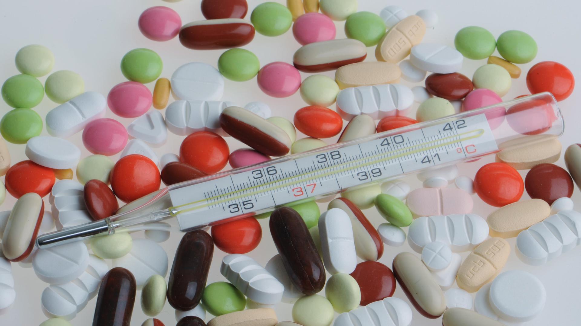 Fieberthermometer und Medikamente