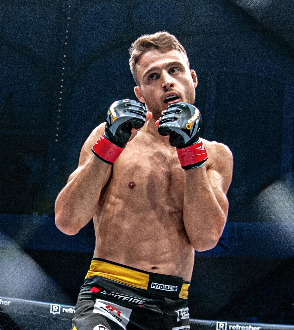Niko Samsonidse, ein MMA-Kämpfer, steht mit gehobenen Fäusten seinem Gegner gegenüber.