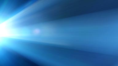 Abstraktes Bild: Helle, fächerförmig verlaufende Lichtstrahlen breiten sich von links nach rechts über einen blauen Hintergrund aus. Die Darstellung erinnert an das Licht eines Kinoprojektors im dunklen Raum.