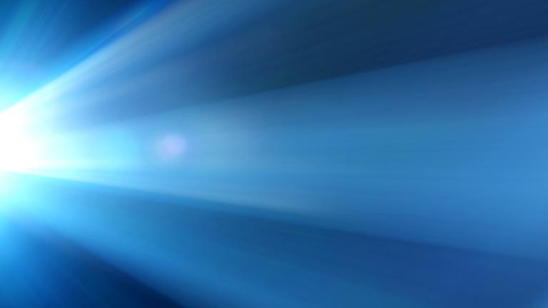 Abstraktes Bild: Weiße Lichstrahlen wie von einem Kinoprojektor vor blauem Hintergrund