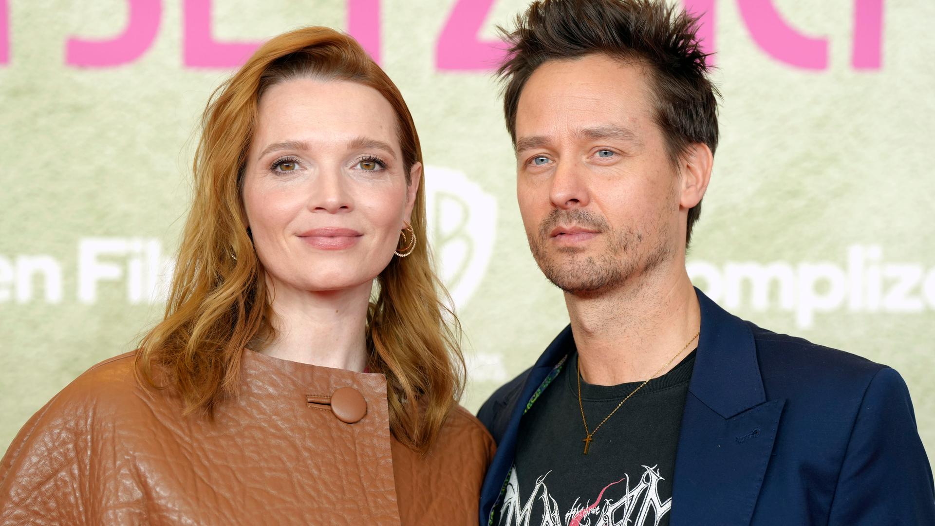 Eine Frau steht links neben einem Mann.