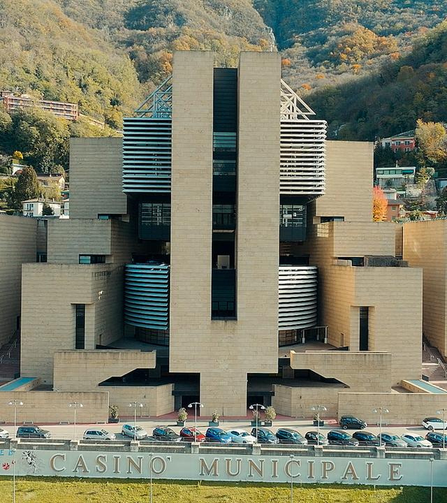 Man sieht ein modernes, großes Gebäude.