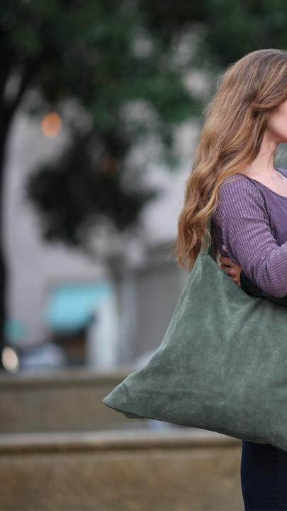 Christian und Tara stehen umschlungen vor grauer Kulisse in New York.