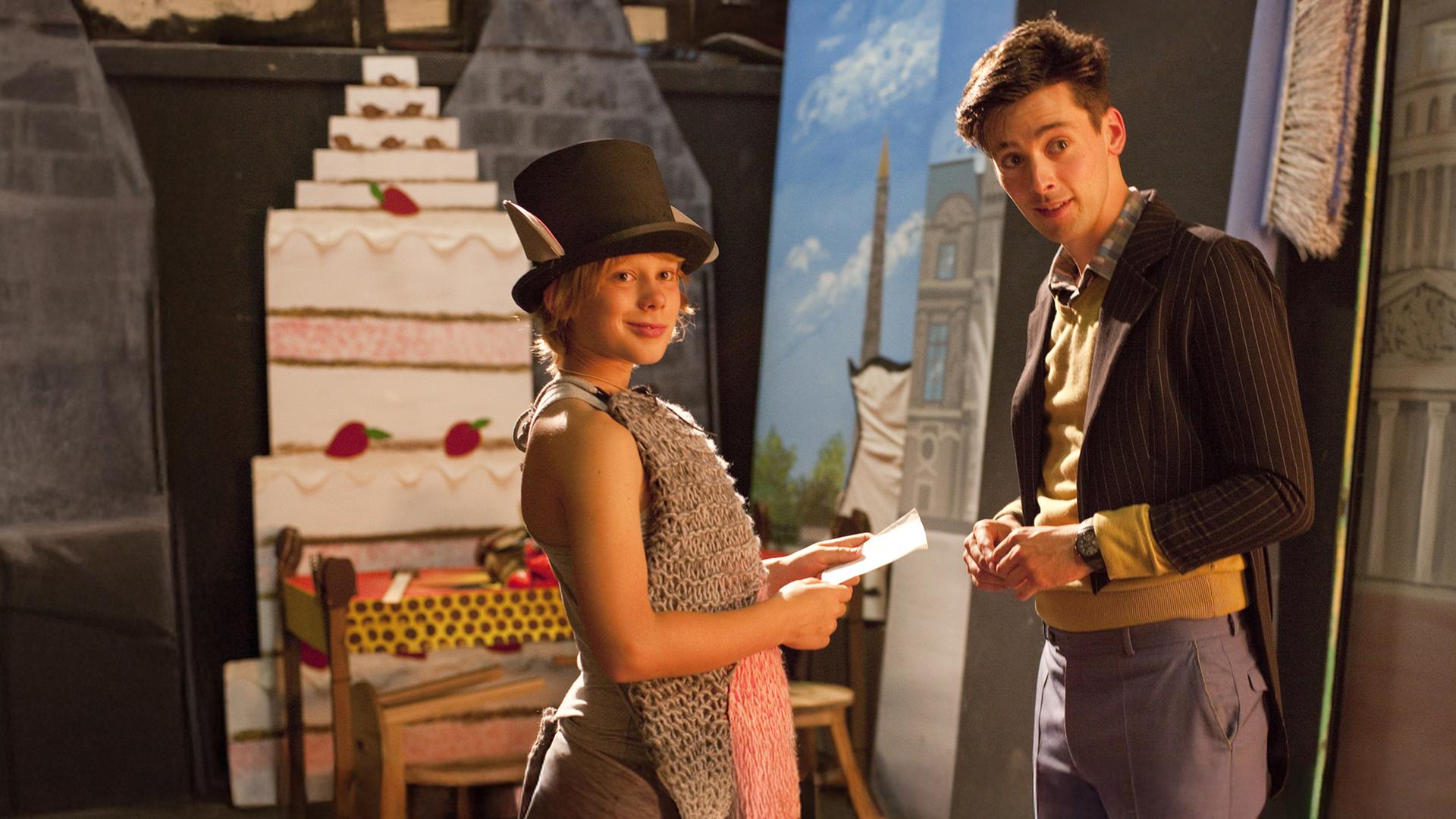 Tobias (Felix Osinga, li.) übt noch einmal seinen Text als Mäusebräutigam. Rechts nebem ihm steht Lehrer Kees (Willem Voogd)