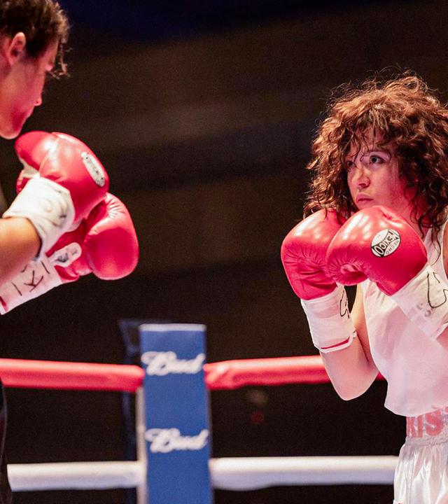 Zwei Frauen stehn sich beim Boxkampf gegenüber