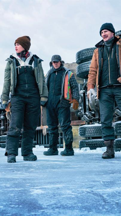 Das Rettungstransportteam sitzt nach einem Sabotageakt auf dem dünnen Eis eines gefrorenen Sees fest.