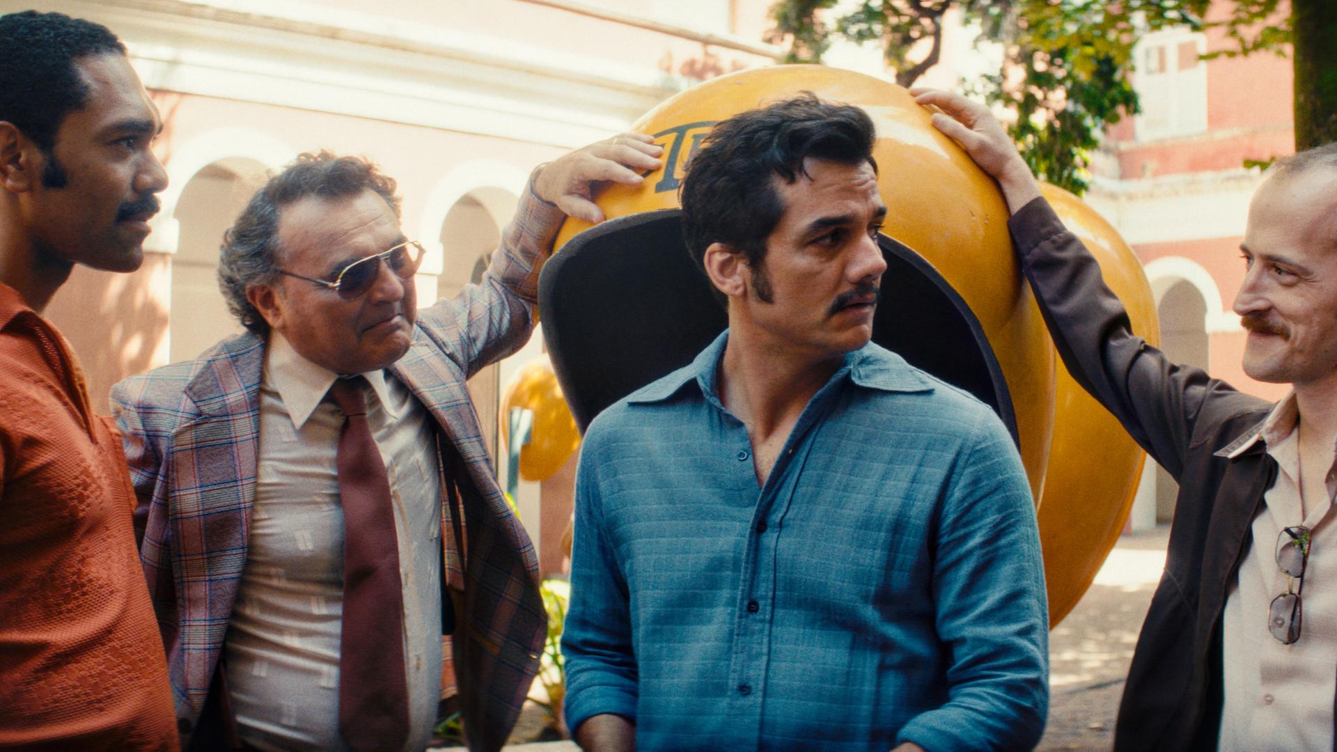 Vier Männer unterhalten sich auf einer Straße.