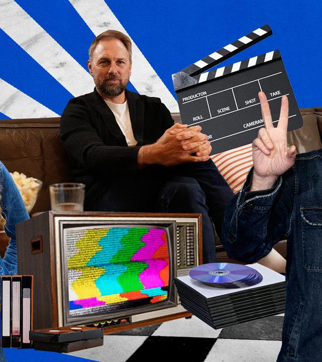 Der Hintergrund des Bildes ist blau. Man erkennt drei weiße Streifen. Auf dem Bild sind sowohl Menschen, als auch  Gegenstände zu erkennen. Eine Frau mit blonden gelockten Haaren lächelt direkt in die Kamera. Links neben ihr sind ein Mann auf einer Couch und ein Mann, der mit den Fingern ein Peace-Zeichen macht, zu sehen. Zwischen den Menschen ist unter anderem eine Filmklappe und ein Fernseher mit buntem Testbild zu erkennen.