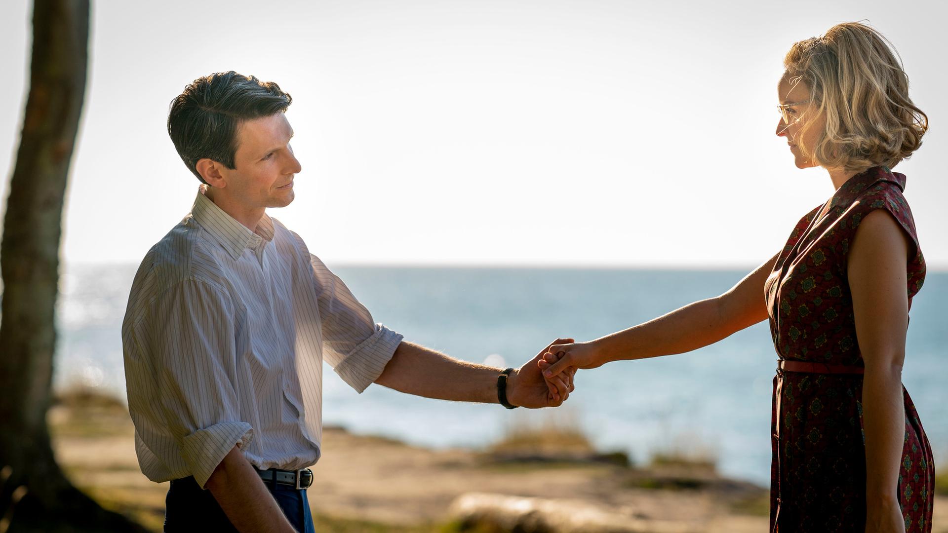 Joachim (Sabin Tambrea) und Monika (Sonja Gerhardt) genießen die Zeit am Meer.