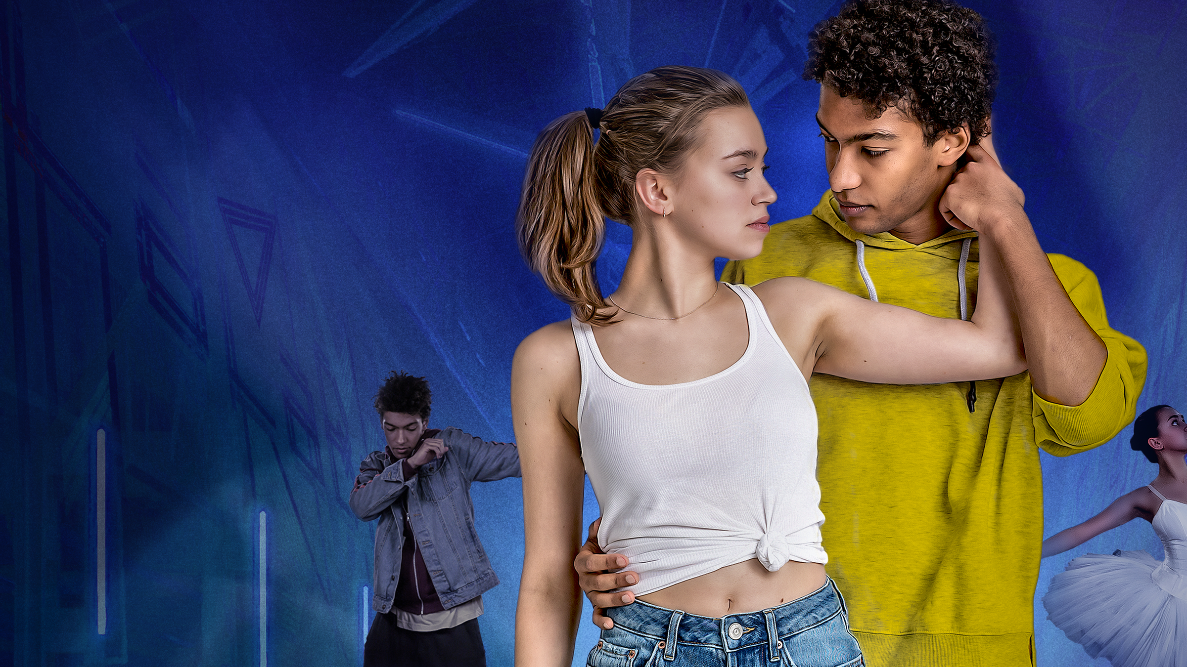 Katya (links; Alexandra Pfeifer) und Marlon (rechts; Yalany Marschner) stehen vor blauem Hintergrund beieinander. Beide schauen sich tief in die Augen. Im Hintergrund (links) steht Marlon (klein) in Hip-Hop-Pose; (rechts) tanzt Katya (klein) im Tutu in Ballettpose.