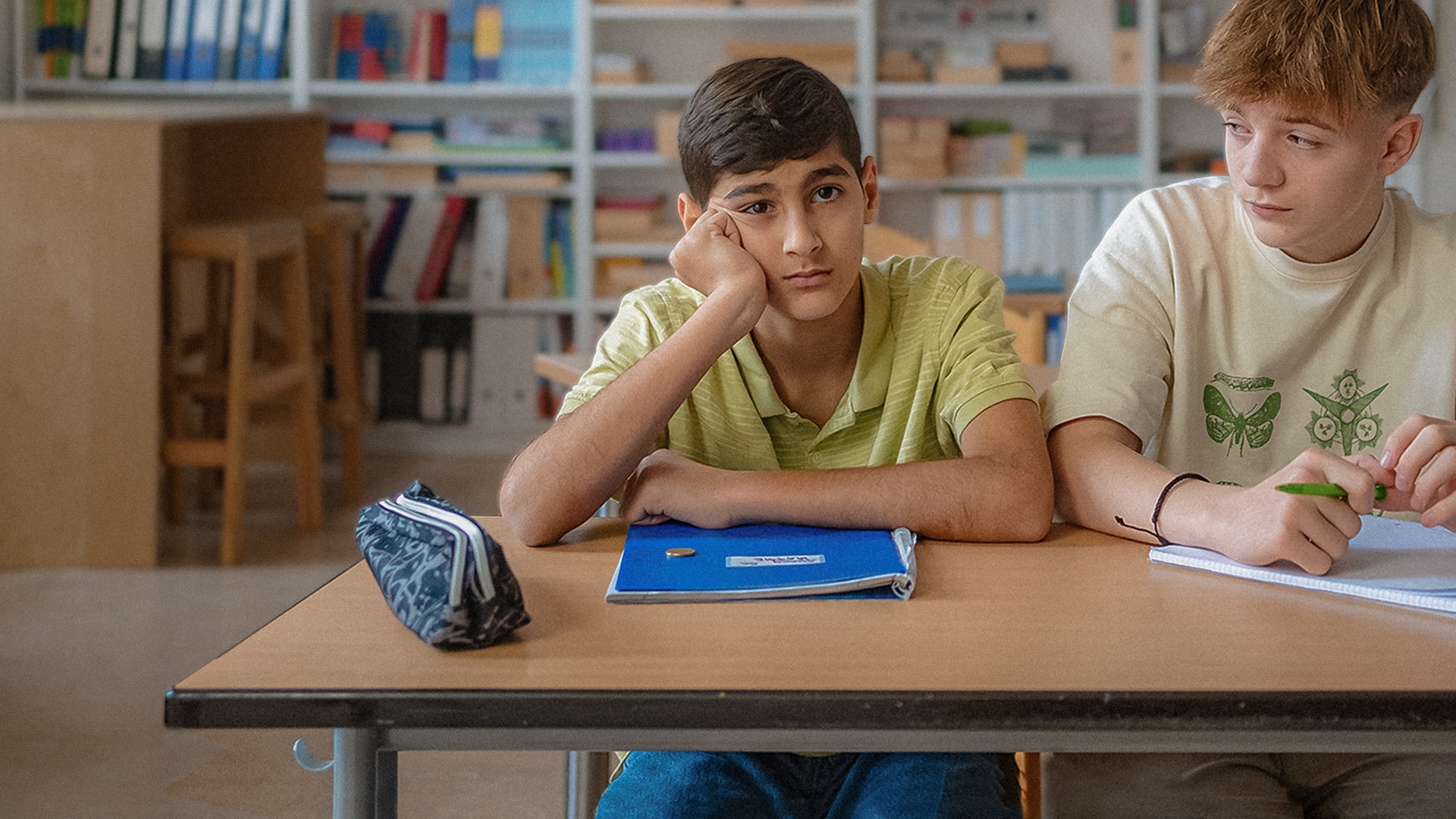 Luca und Eric im Klassenzimmer