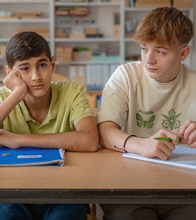 Luca und Eric im Klassenzimmer