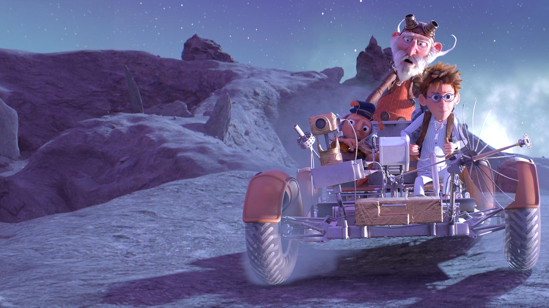 Auf einer Mondoberfläche mit kleinen Kratern fahren ein Maikäfer, ein bärtiger Mann, der der Sandmann ist, sowie Peter, ein braunhaariger Junge, in einem Mondmobil.