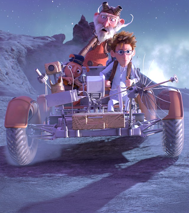 Auf einer Mondoberfläche mit kleinen Kratern fahren ein Maikäfer, ein bärtiger Mann, der der Sandmann ist, sowie Peter, ein braunhaariger Junge, in einem Mondmobil.
