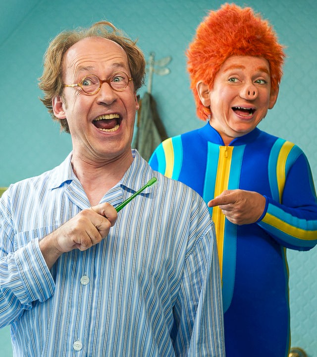 Das Sams (ChrisTine Urspruch, rechts) und Herr Taschenbier (Ulrich Noethen, links) lachen zusammen.