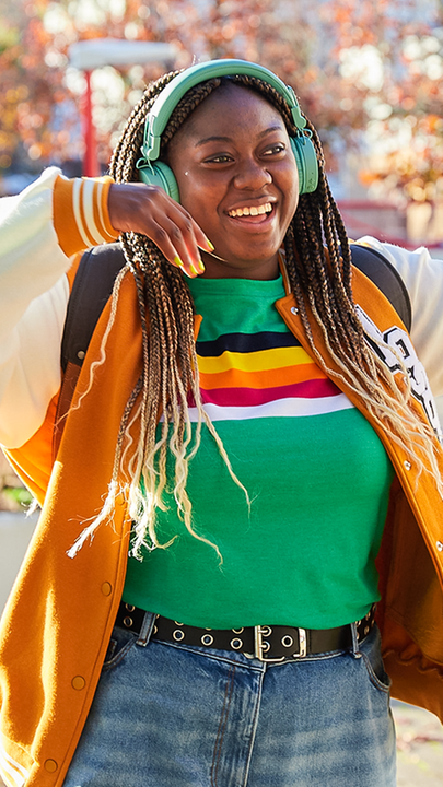 Juli tanzt mit Kopfhörern auf dem Kopf