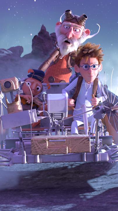 Auf einer Mondoberfläche mit kleinen Kratern fahren ein Maikäfer, ein bärtiger Mann, der der Sandmann ist, sowie Peter, ein braunhaariger Junge, in einem Mondmobil.