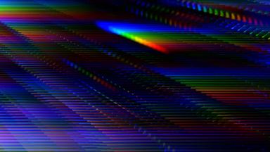 Abstrakte, farbintensive Linien und Lichtverläufe der Spektralfarben Rot, Blau und Grün überlagern sich auf dunklem Hintergrund. Die Darstellung erinnert an digitale Bildsignale 