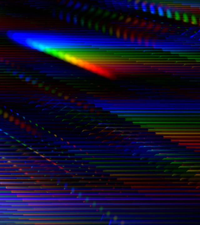 Abstrakte, farbintensive Linien und Lichtverläufe der Spektralfarben Rot, Blau und Grün überlagern sich auf dunklem Hintergrund. Die Darstellung erinnert an digitale Bildsignale 
