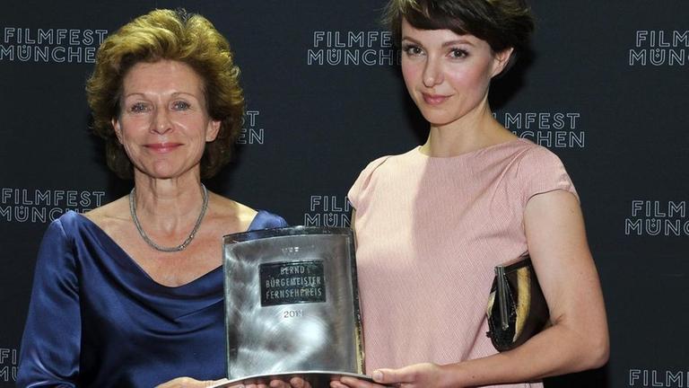 Produzentin Kirsten Hager (l) und Schauspielerin  Julia Koschitz mit dem Bernd-Burgemeister-Preis für ihren Film "Pass gut auf ihn auf"