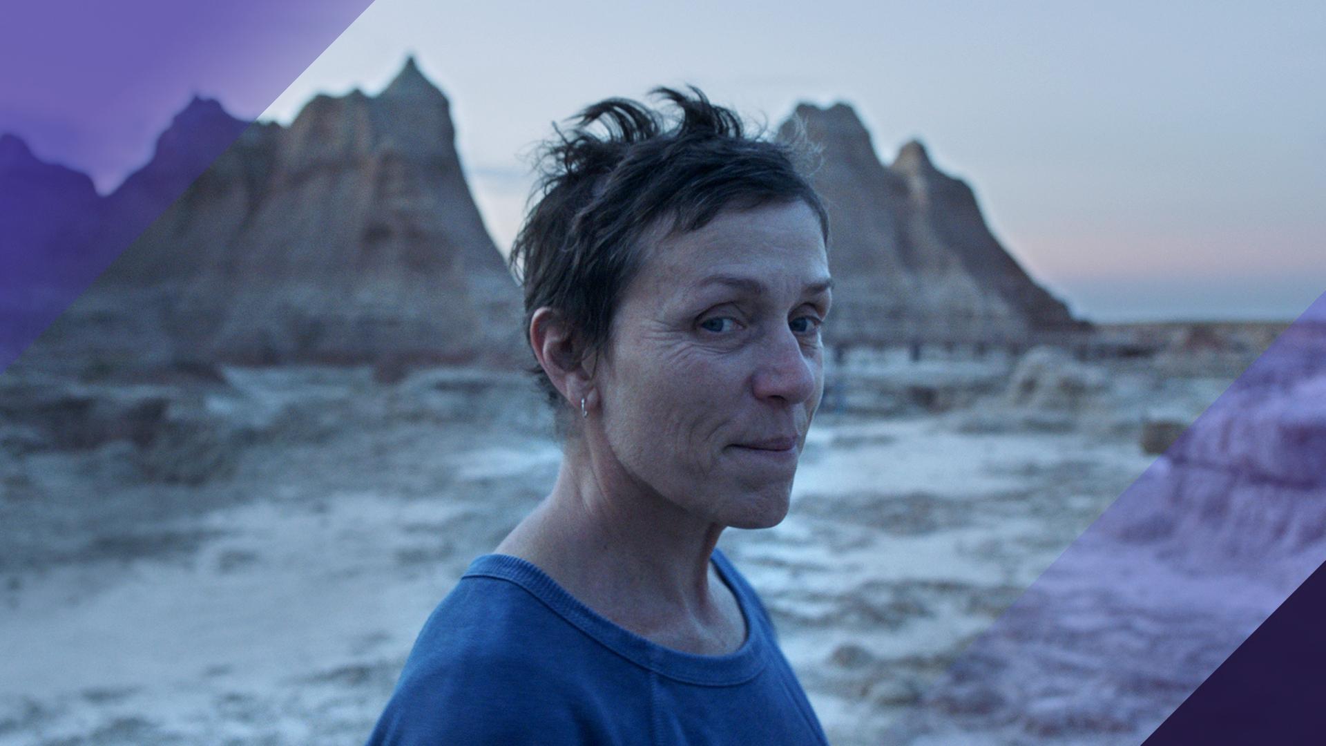 Frances McDormand in Großaufnahme vor einer kargen Landschaft.