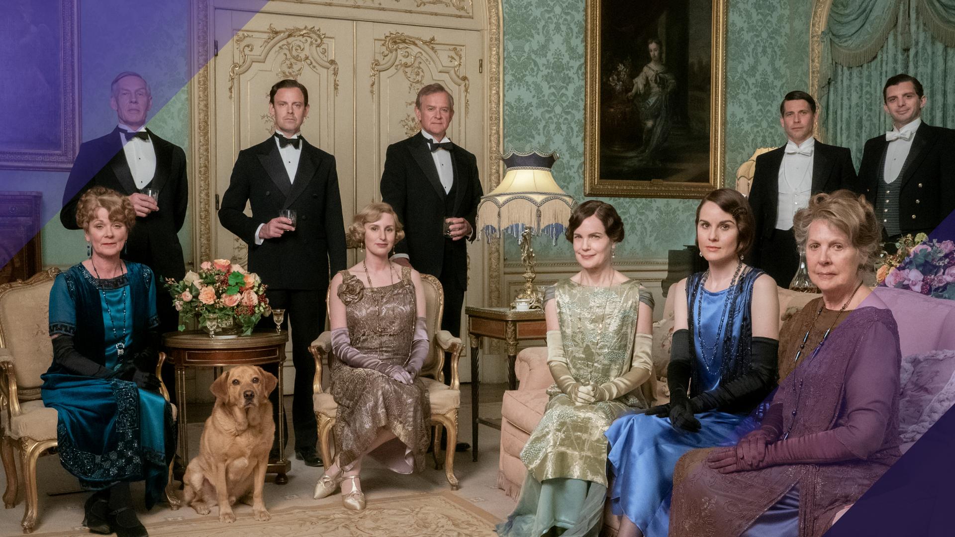 Die Hauptdarsteller von "Downton Abbey II: Eine neue Ära" sind in einem herrschaftlichen Saal versammelt.